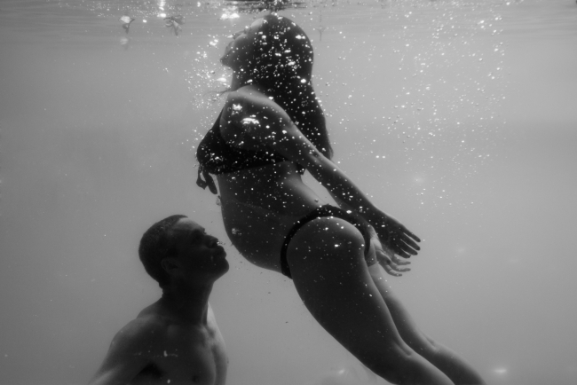 angela under water pregnancy photo shoot
